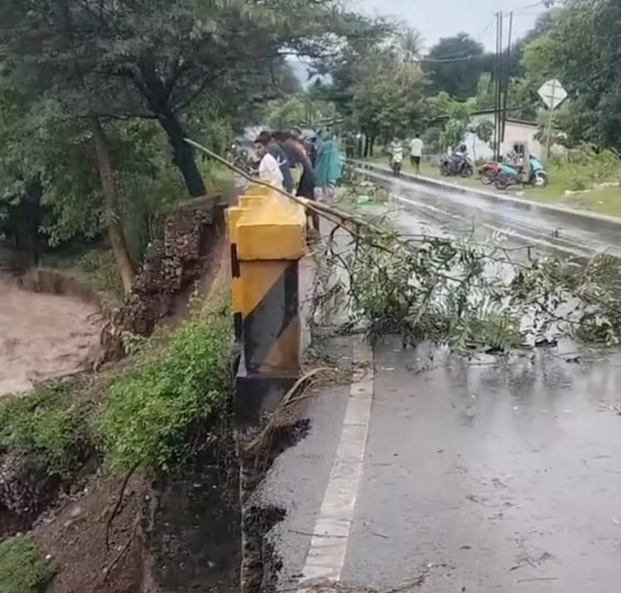 Jalan Timor Raya di NTT Nyaris Putus Akibat Banjir