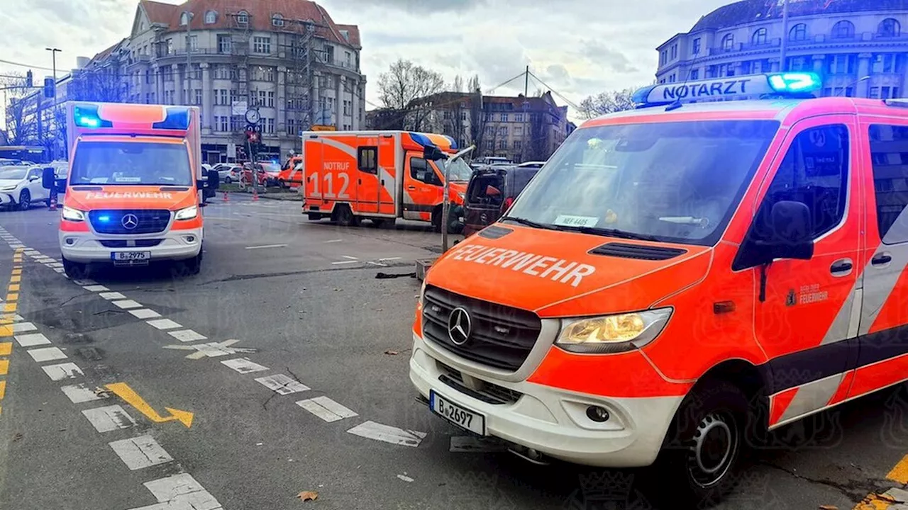 Schwerer Unfall in Tempelhof: Frau lebensgefährlich verletzt