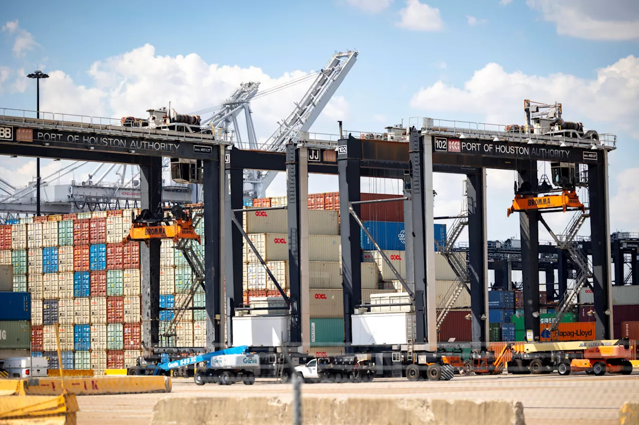 US Dockworkers Threaten Strike Over Automation