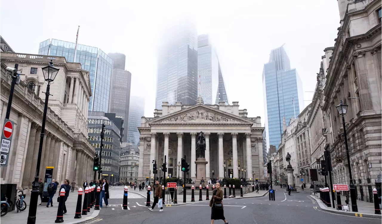 UK's long-term borrowing costs hit highest level since 1998