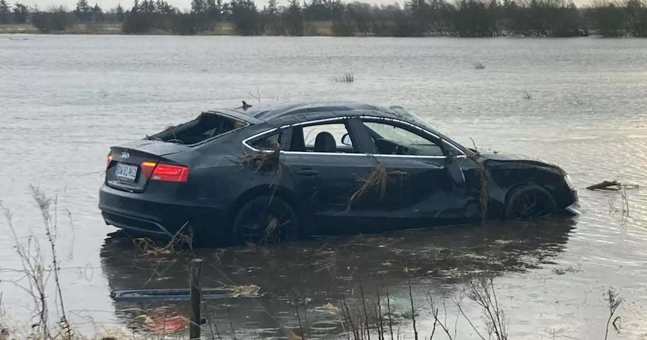 19-årig mand i voldsomt uheld på vandfyldt vej