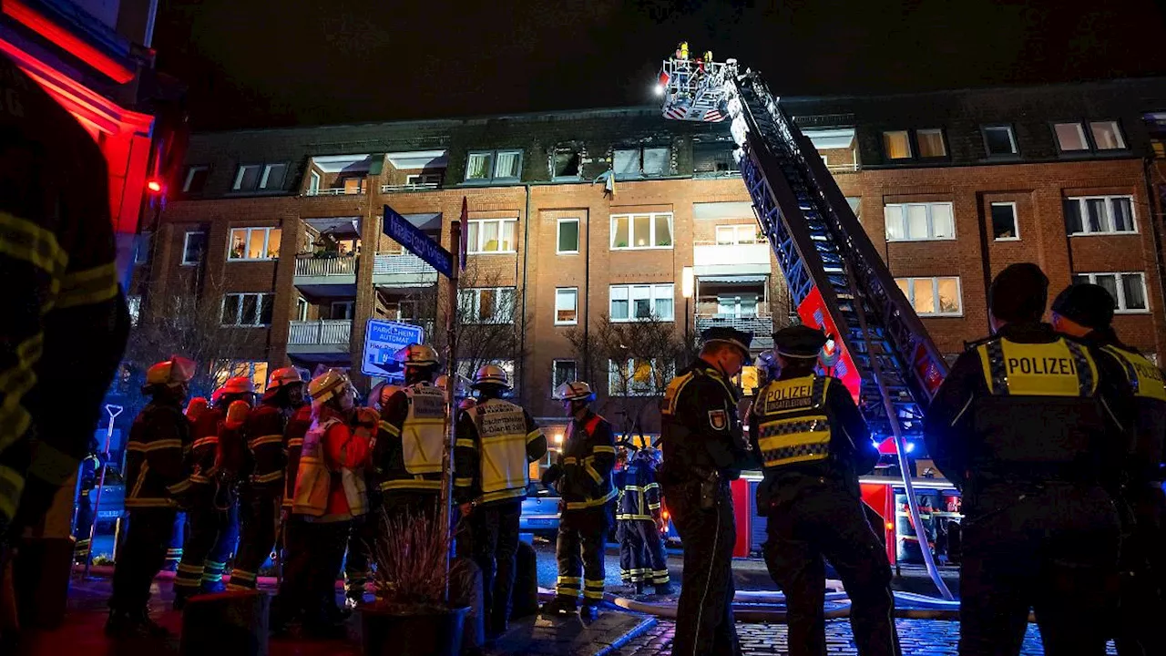 Hamburg & Schleswig-Holstein: Wohnhausbrand in Ottensen - lebensgefährliche Verletzungen