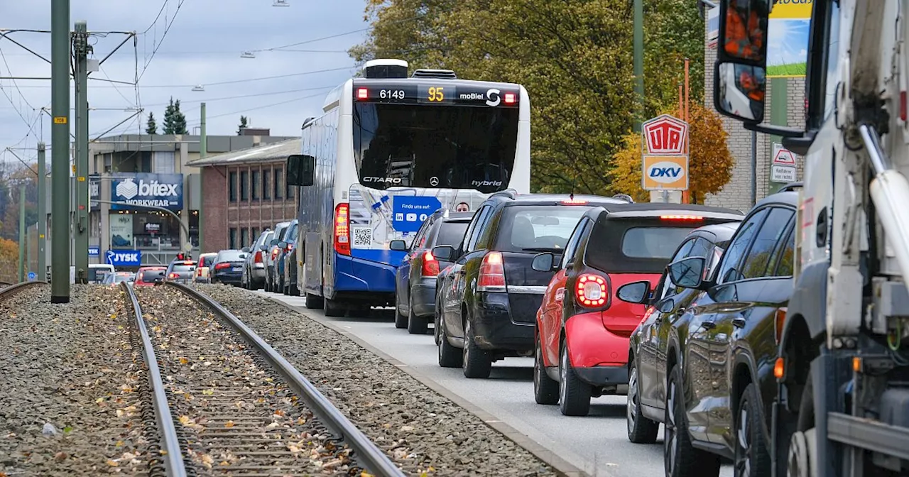 Bielefelder Pendler verlieren im Stau 27 Stunden