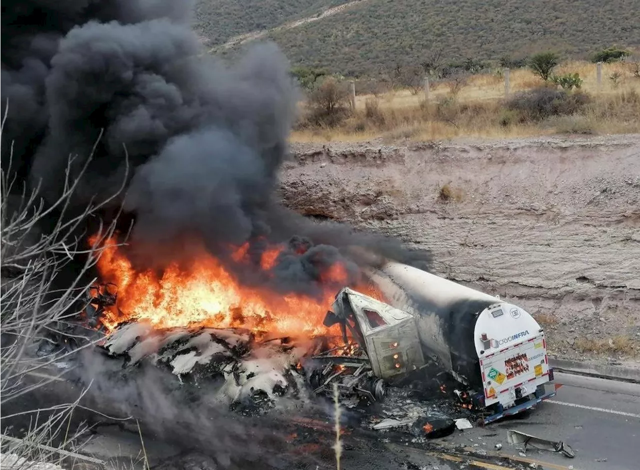 Chocan dos tráilers en carretera Silao-San Felipe y reportan cierre vial