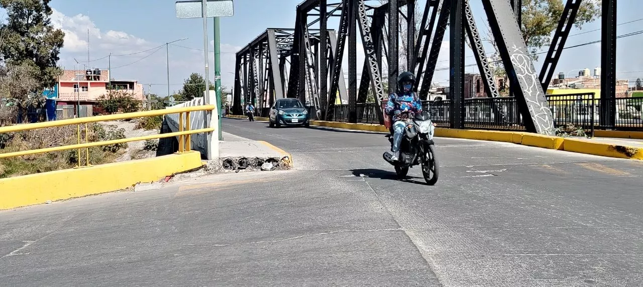 Desprendimiento de concreto en el Puente Negro de Salamanca representa un peligro