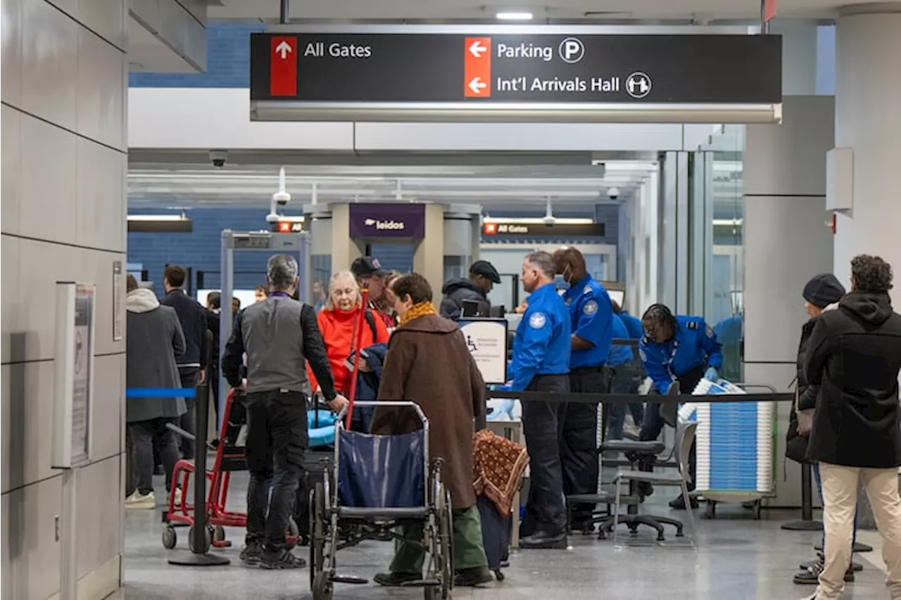 How does Philadelphia International Airport deal with snow?