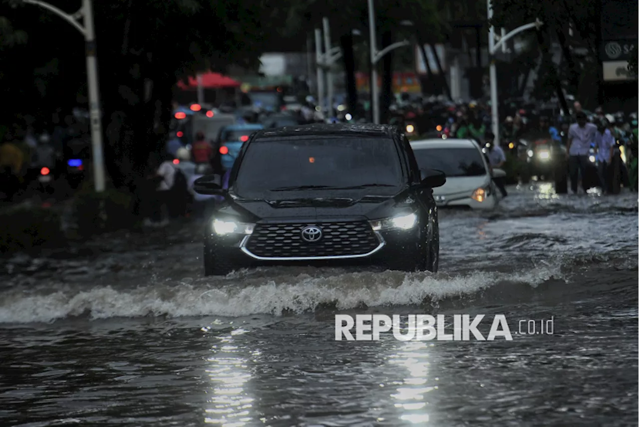 Akses Jalan Lintas Sumatra di Pesisir Selatan Putus karena Banjir