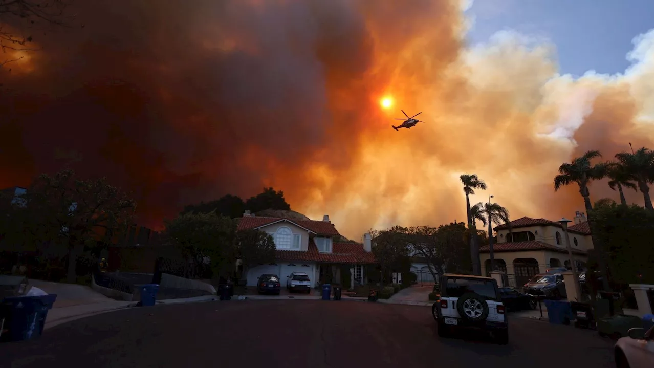 Incendie impressionnant menace les collines de Los Angeles