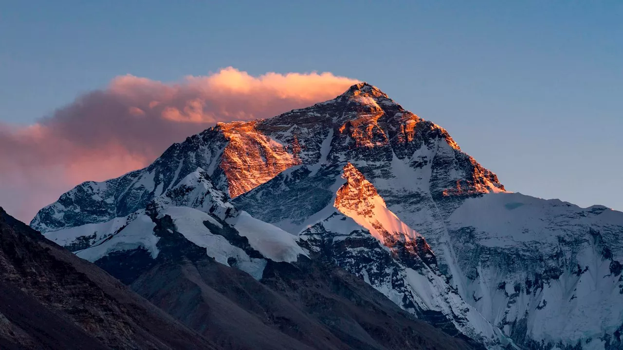 Erdbeben im Himalaya tötet zahlreiche Menschen, deutscher Bergsteiger bricht Tour ab