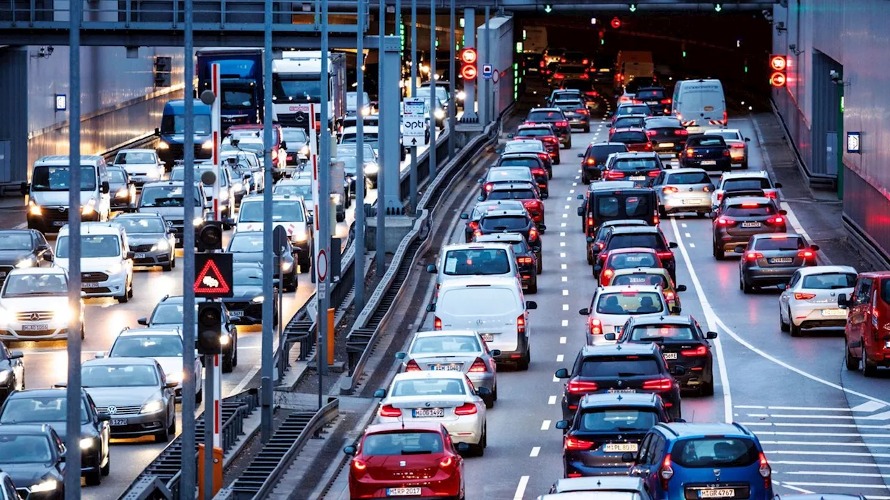 Verkehr: 43 Stunden Stau: Warum Pendler immer länger warten müssen