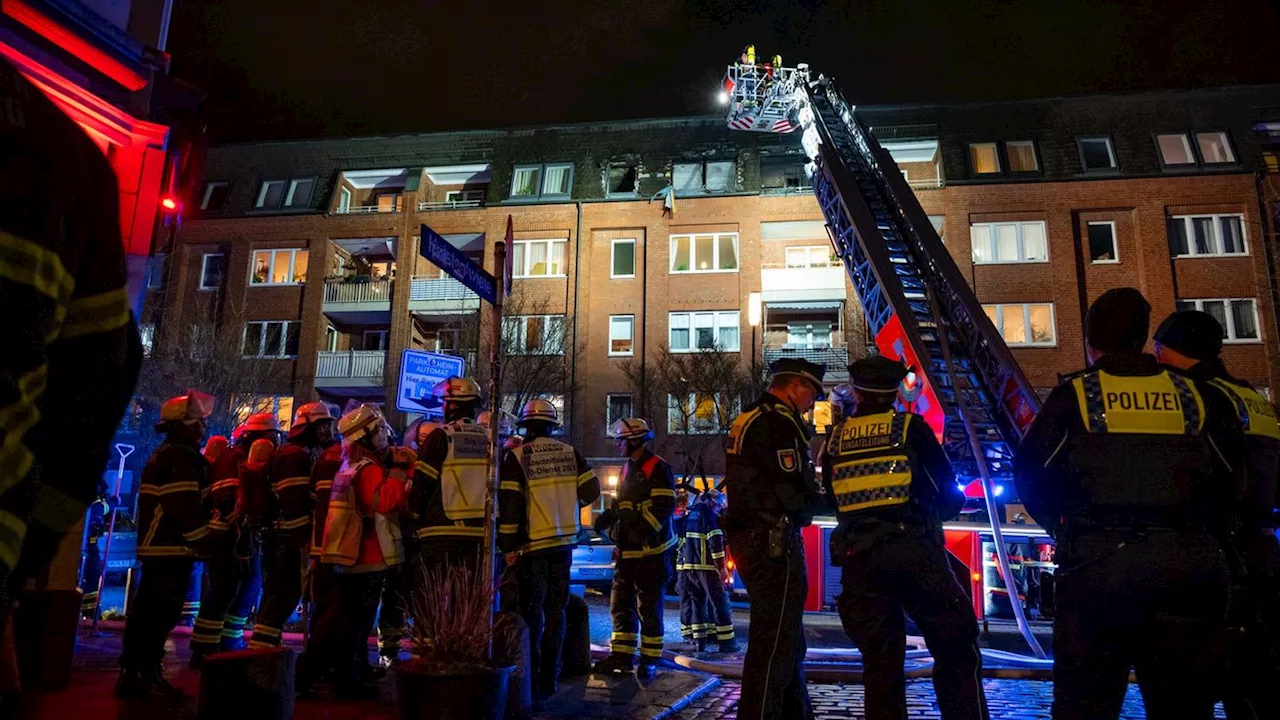 Wohnhausbrand in Hamburg-Ottensen: Frau lebensgefährlich verletzt