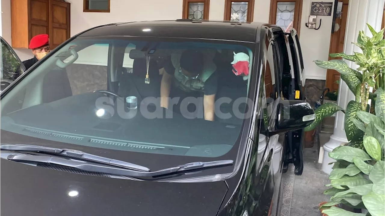 KPK Geledah Rumah Hasto Kristiyanto, Temukan Mobil Toyota Vellfire