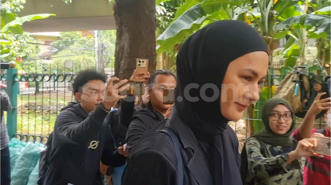 Paula Verhoeven Datang melayat ke Rumah Baim Wong