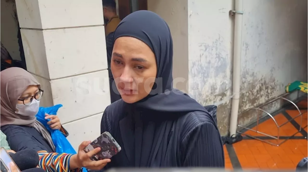 Paula Verhoeven Hadir di Rumah Duka Baim Wong