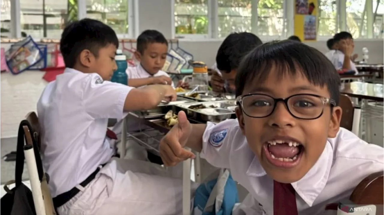 Pentingnya Kebiasaan Makan Sendiri bagi Siswa SD