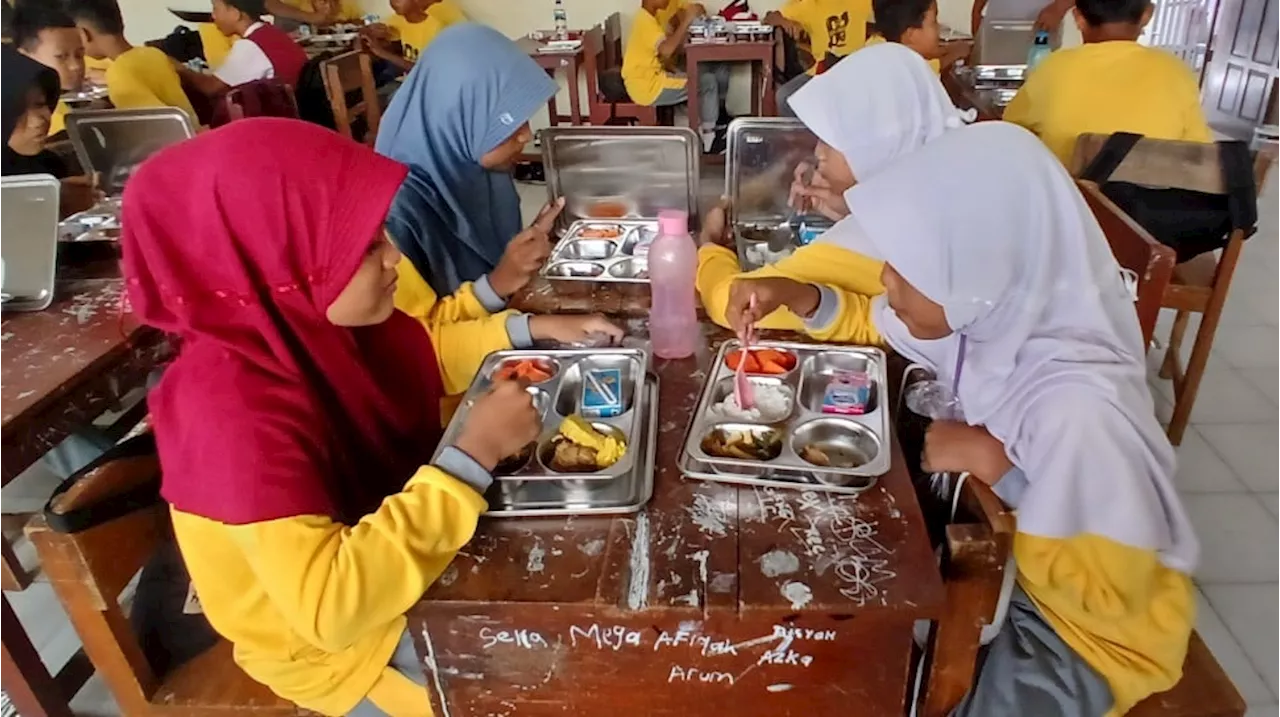 Siswa SDN 1 Butuh Sukoharjo saat mendapatkan program makan bergizi gratis