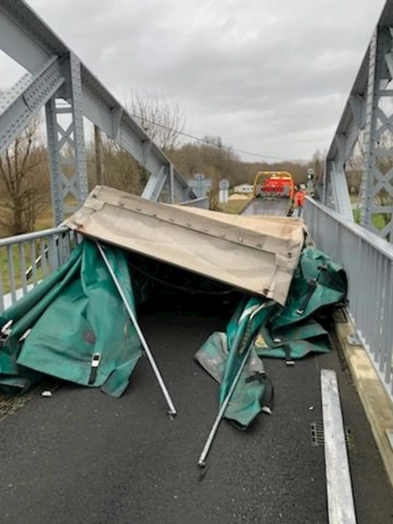 Camion de 32 tonnes s'encastré dans un pont limité à six tonnes