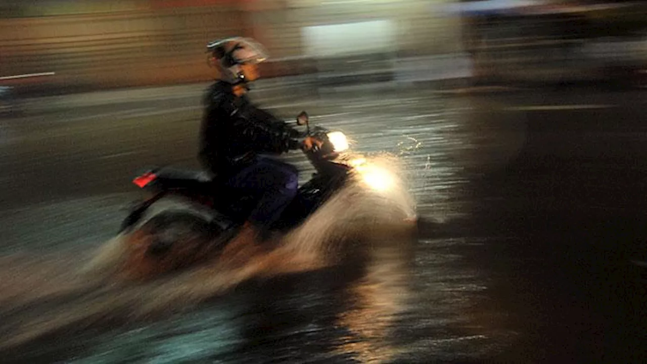 Banjir, Akses Jalan Lintas Sumatera di Pesisir Selatan Putus Hingga Senin Malam