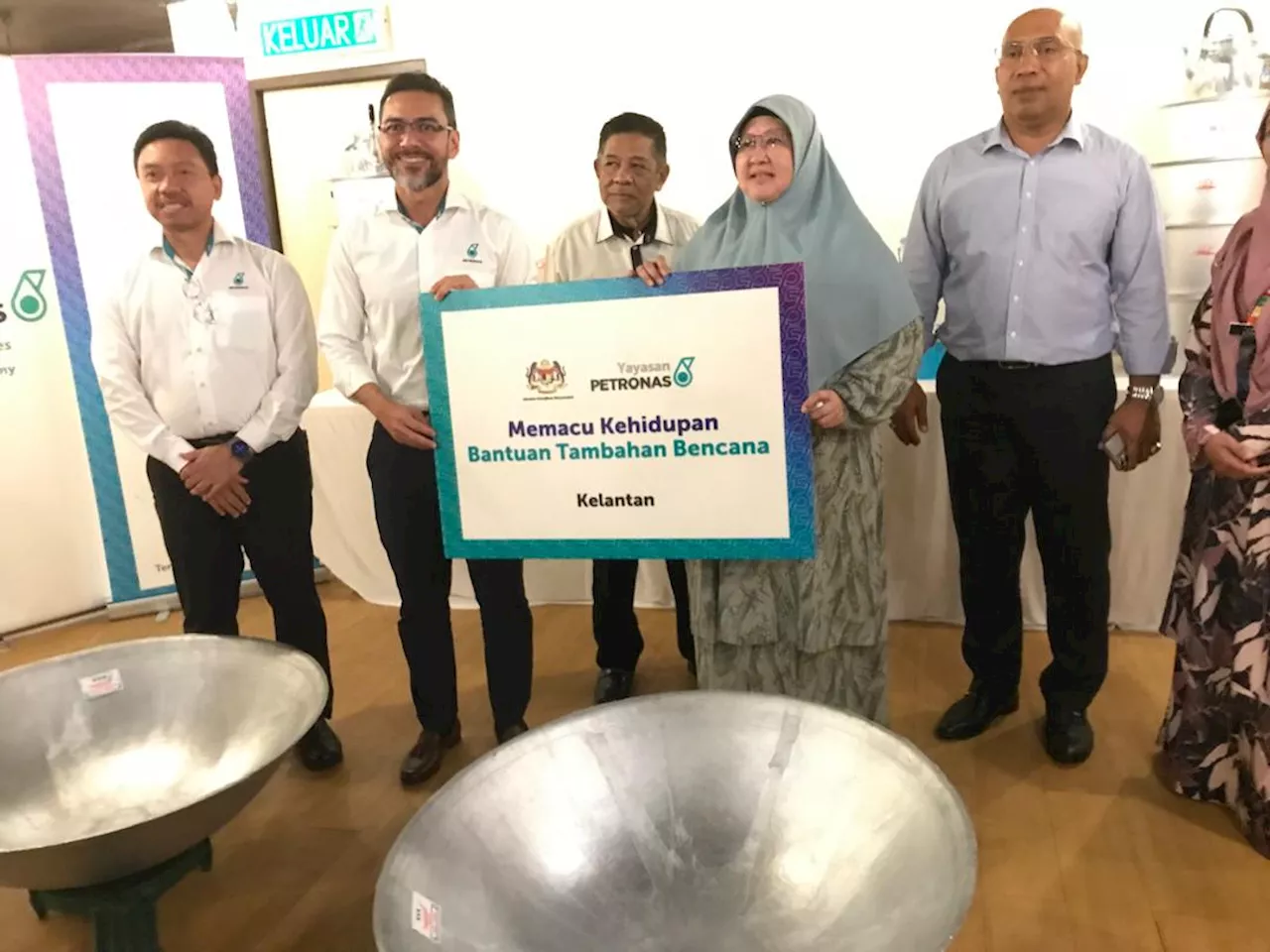 Petronas sumbang alat masak skala besar kegunaan di PPS