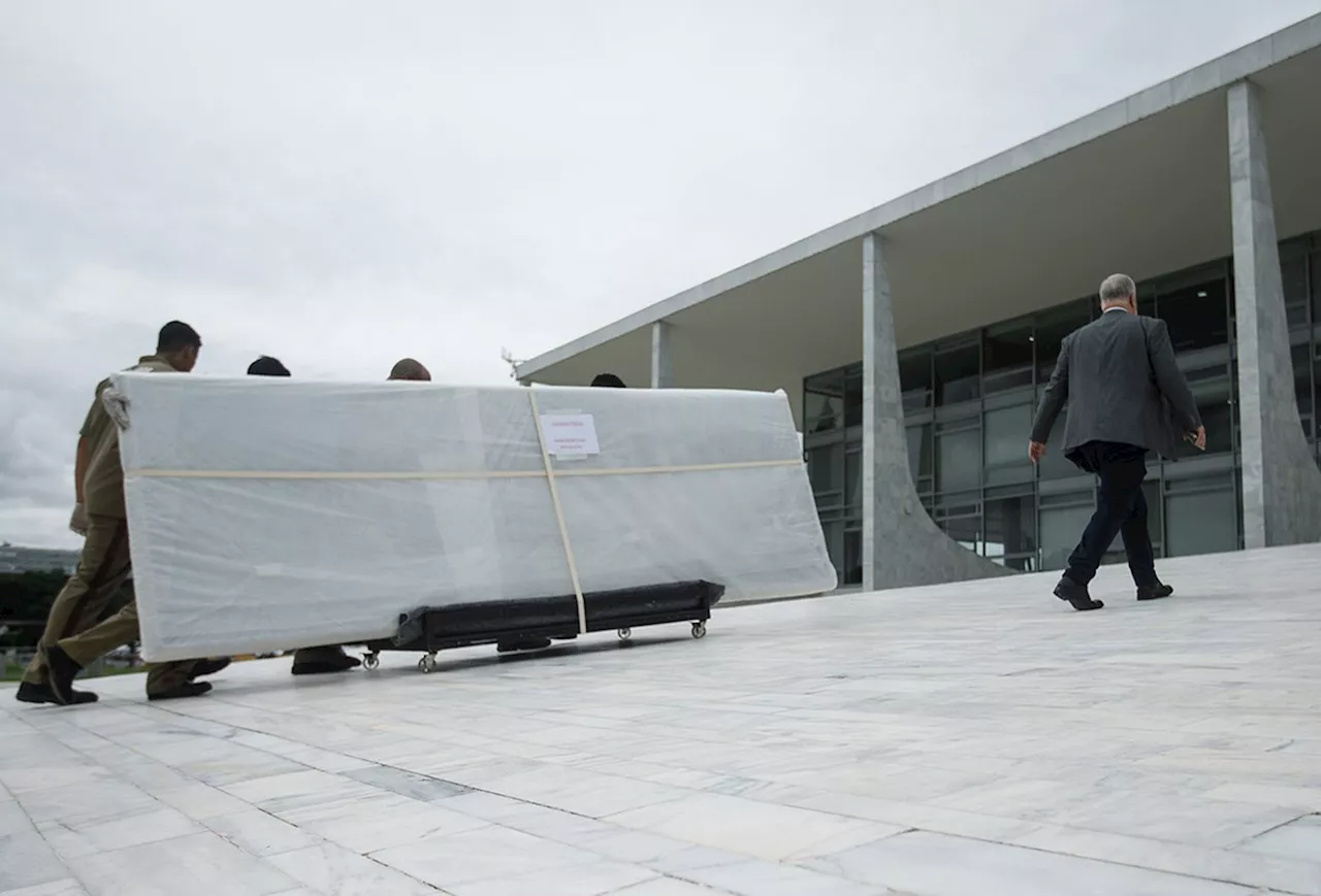 Obras de Arte Vandalisadas por Golpistas Retornadas ao Palácio do Planalto