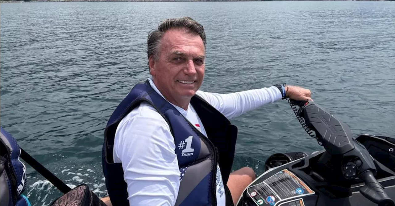 Live sobre Trump, fotos e jet ski: as férias de Bolsonaro em Angra