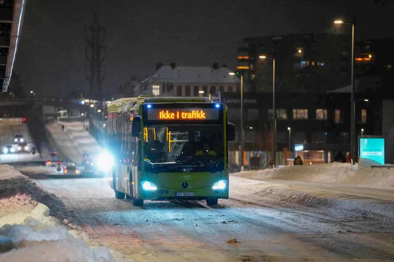 Snøkaoset på Østlandet: Ruter oppfordrer til å ikke reise hvis du ikke må