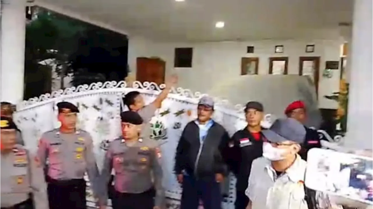 Rumah Sekjen PDIP Digeledah, KPK Bawa Barang Bukti Ini