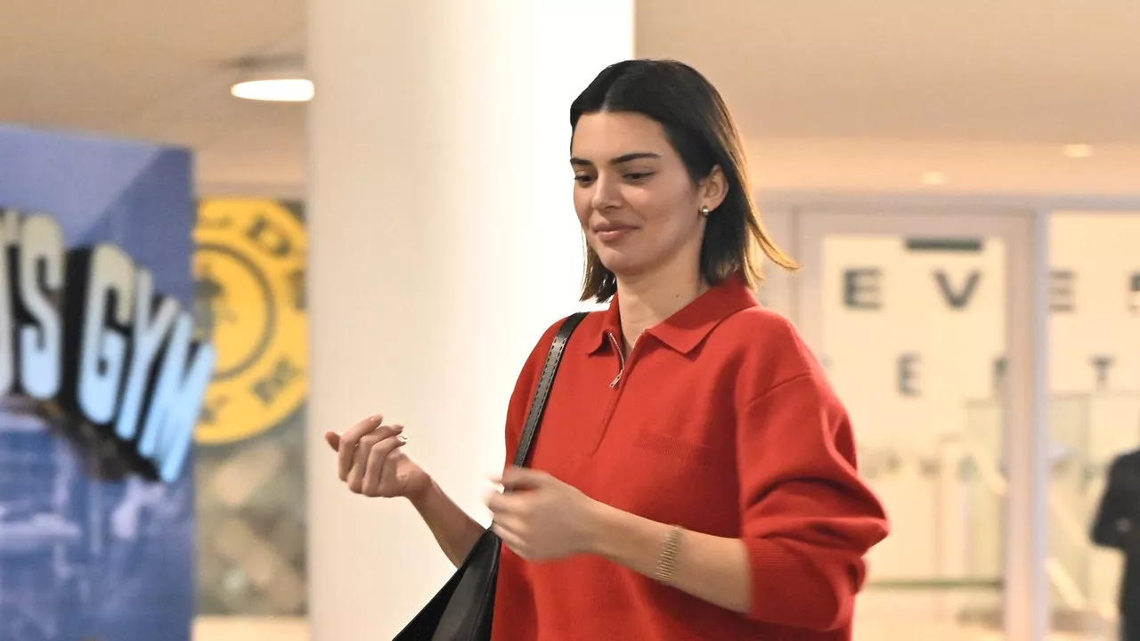 Kendall Jenner in look minimalista per l'inverno 2025