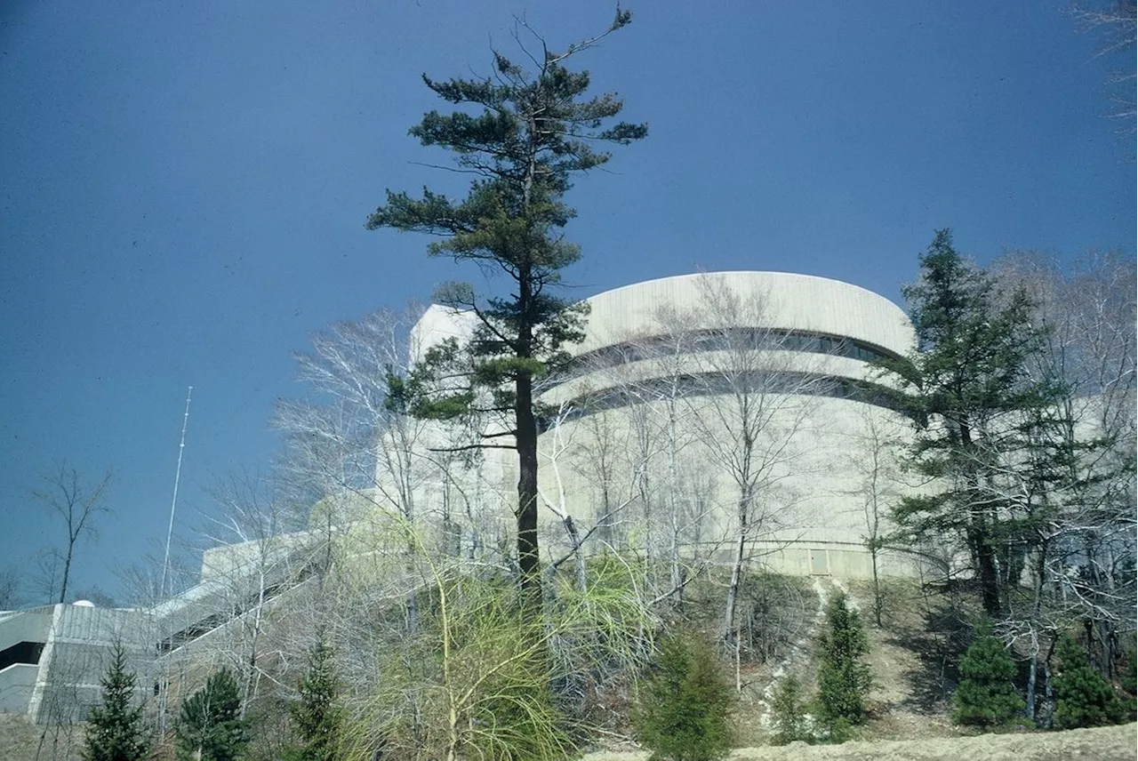 Raymond Moriyama's Ontario Science Centre: A Symphony of Concrete and Nature