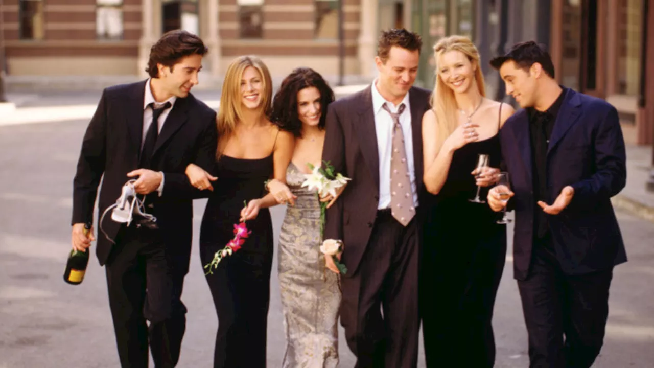 Lisa Kudrow Finds Matthew Perry's Hidden Note in Iconic 'Friends' Prop