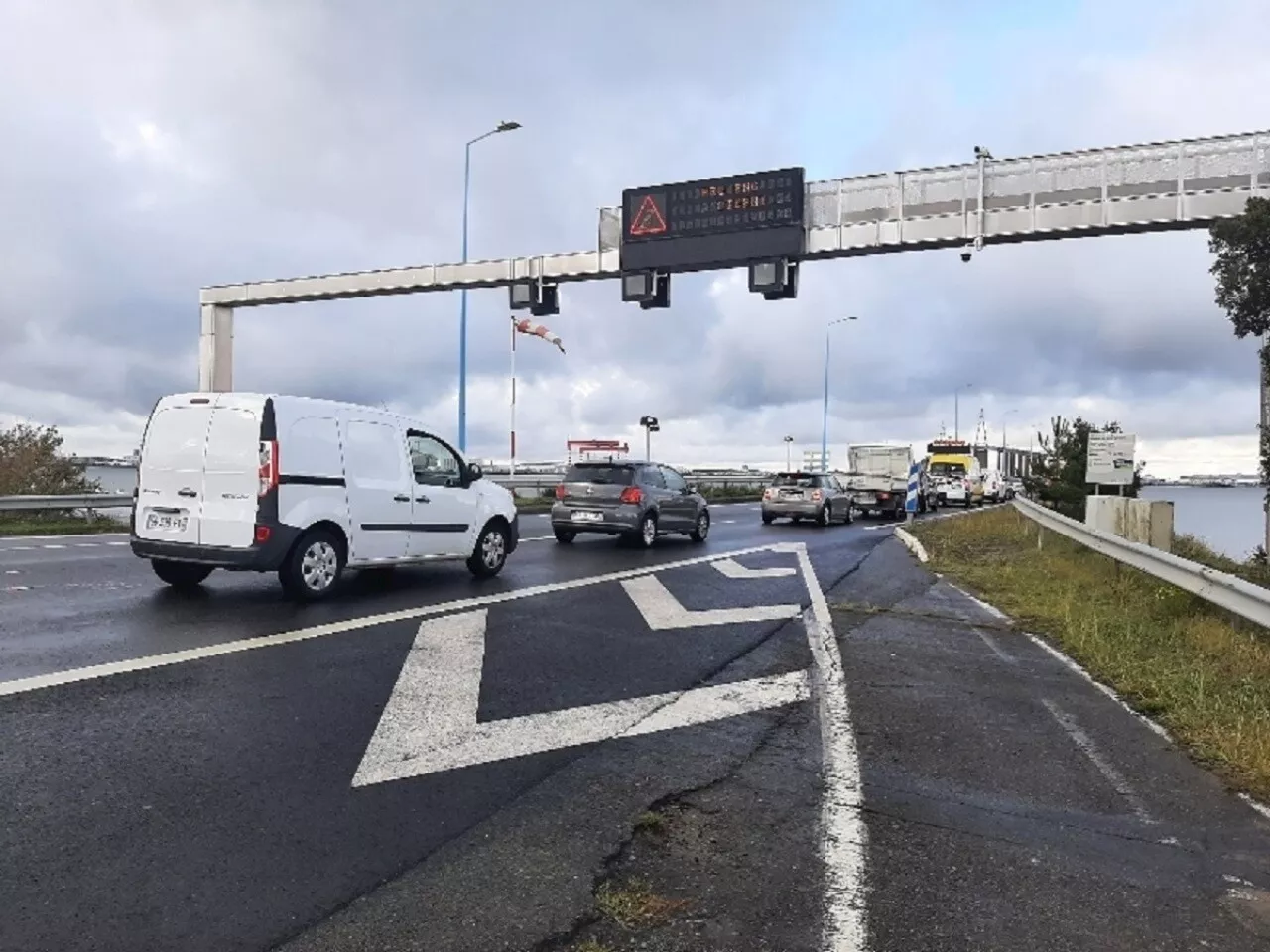 Collision entre un camion et une voiture sur le pont de Saint-Nazaire