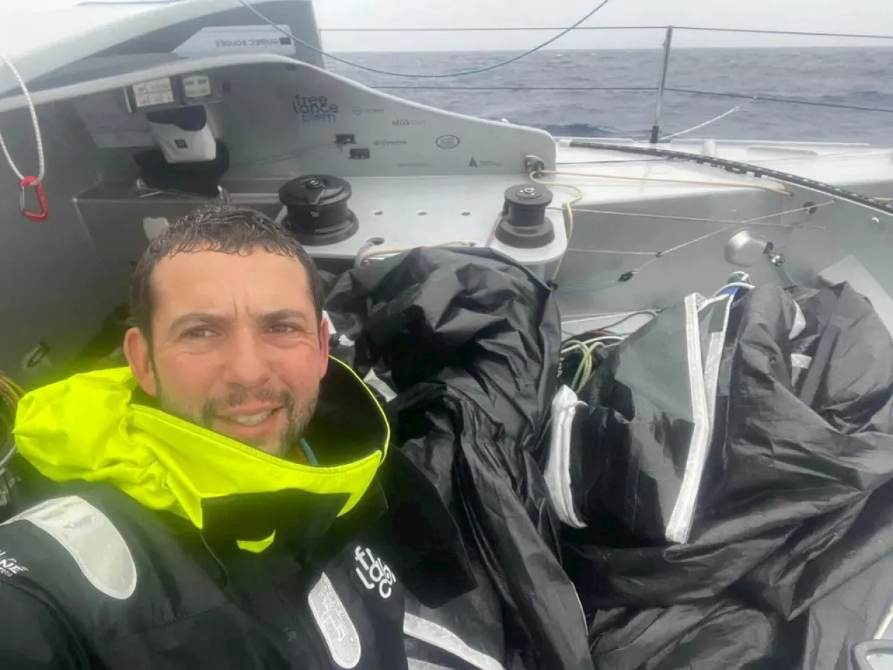 Skipper du Vendée Globe Guirec Soudée plonge dans l'eau glacée pour démêler sa voile