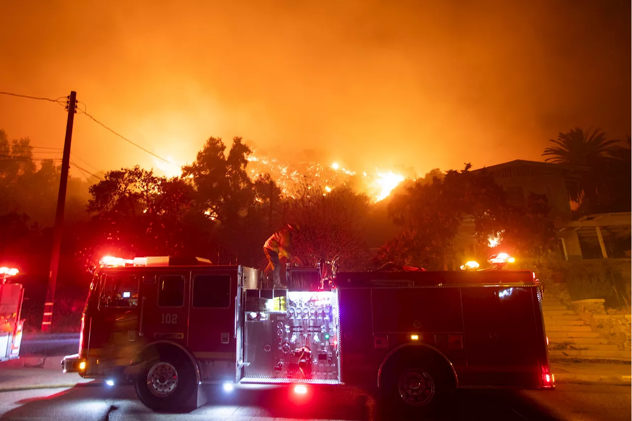 Los Angeles, inferno di fiamme: incendio alimentato dal vento