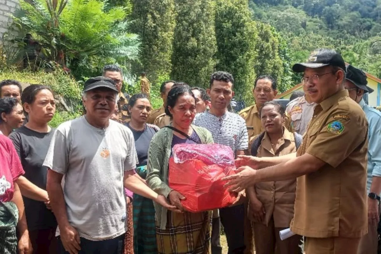 Pemkab Manggarai Timur Salurkan Bantuan Korban Pergerakan Tanah