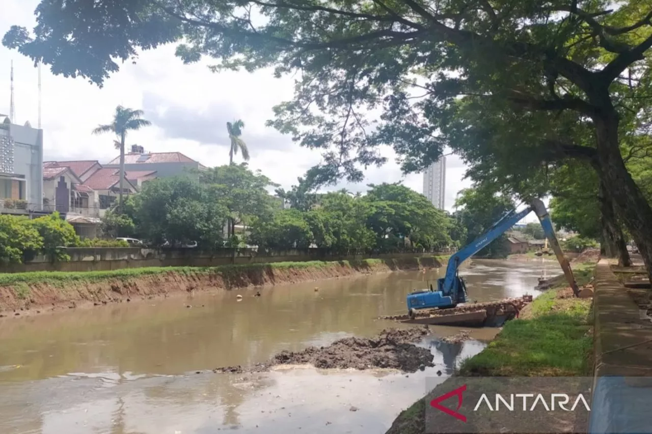 Pengerukan Kali Pesanggrahan Mencegah Banjir Jakarta Barat