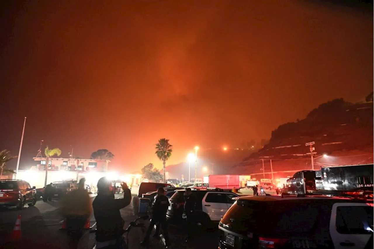 Incêndio Florestal em Subúrbio de Los Angeles