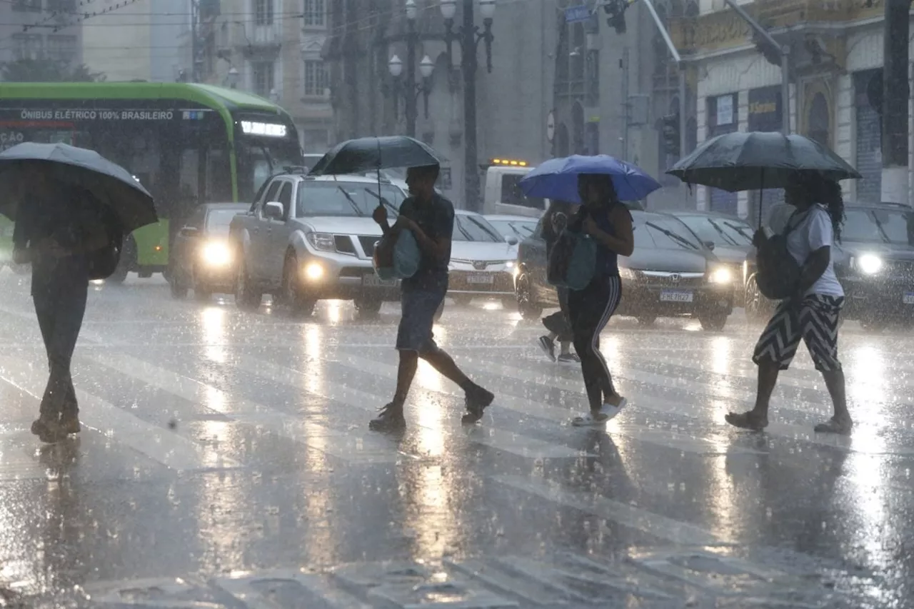 Temporal deixa 250 mil sem luz em São Paulo e alerta para chuvas fortes no Sudeste