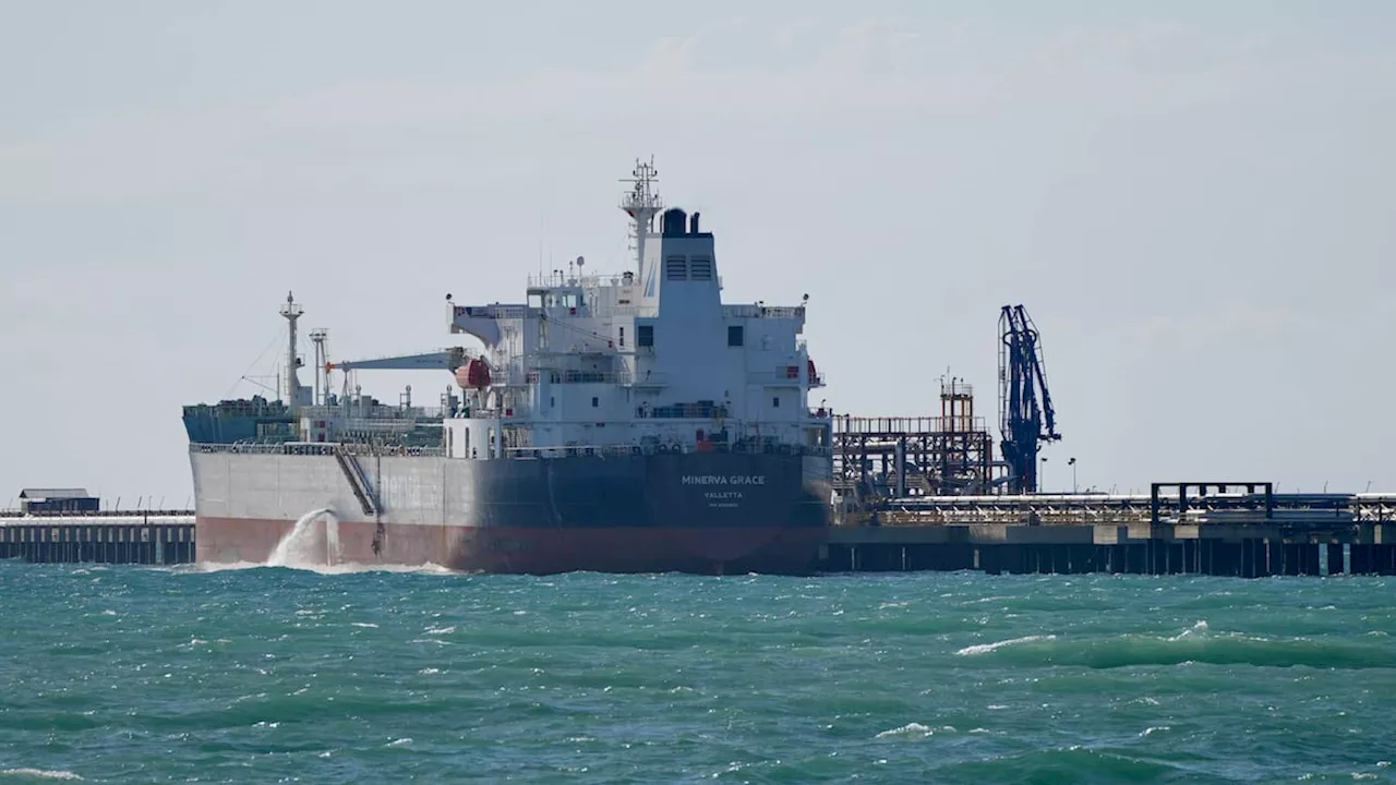 Öltanker nach Beschädigung von Stromkabeln in der Ostsee festgehalten