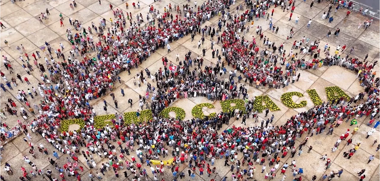 Abraço da Democracia em Brasília Comemora Anversário de 8 de Janeiro