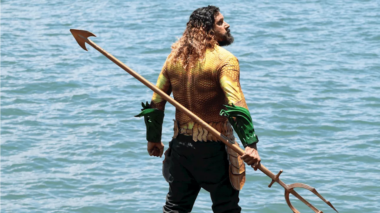 Aquaman do Guarujá sofre de mal-estar e pede cuidado com o meio ambiente