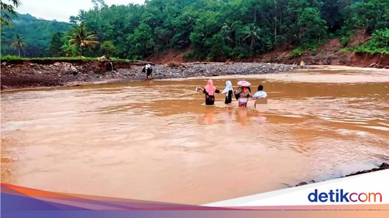 Siswa SDN Pasir Pogor Sukabumi Harus Berenang Melintasi Sungai