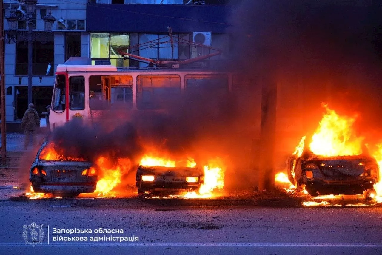 Nach russischem Angriff in Saporischschja brennende Autos