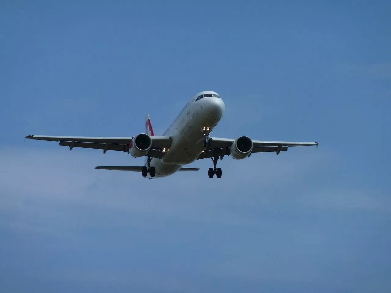 ¡Qué miedo! Pasajero abre la puerta de un avión justo antes de despegar; el sujeto es arrestado y enfrentará cargos