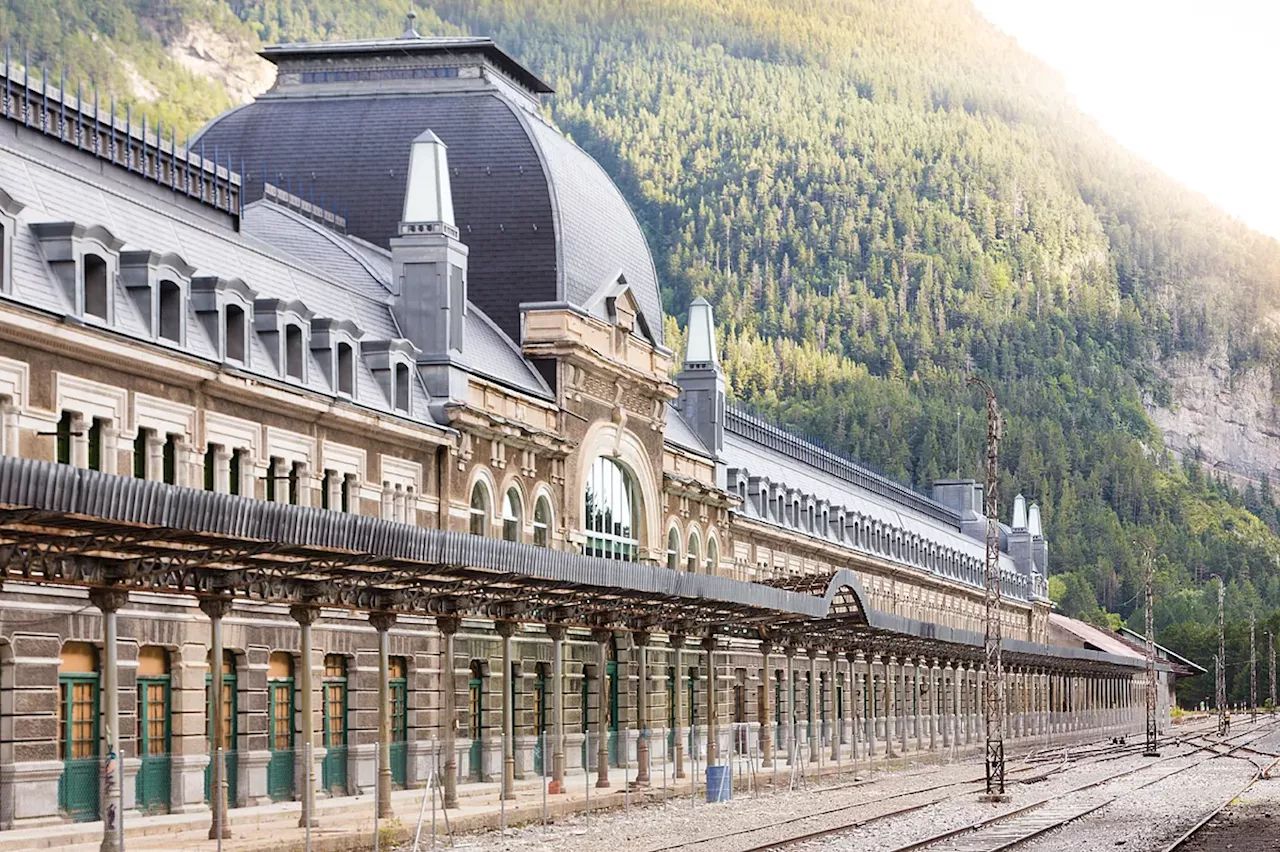 Canfranc y Montserrat, los únicos destinos españoles que el New York Times recomienda visitar en 2025