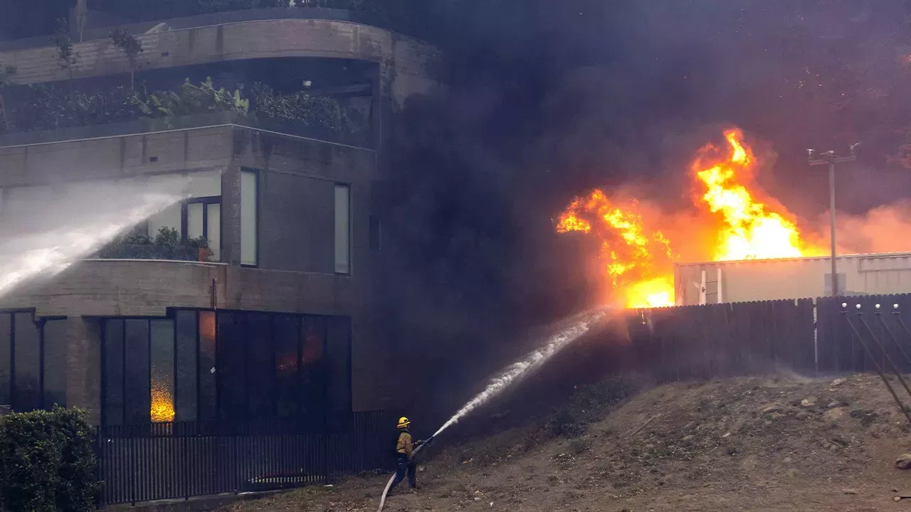 Wildfire Forces Thousands to Flee in Los Angeles' Pacific Palisades NEWS