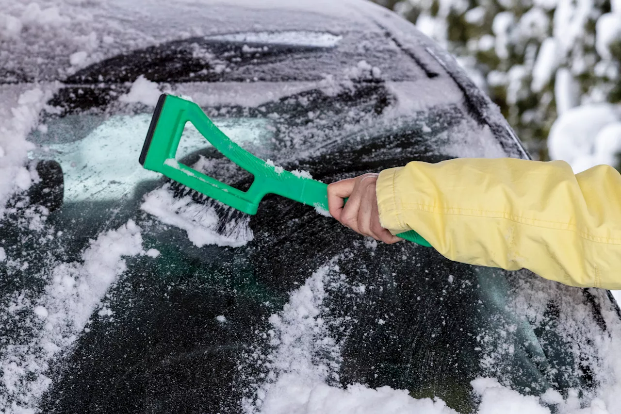 Autoscheibe gefroren? Vor einer schnellen Enteisungsmethode warnen Experten