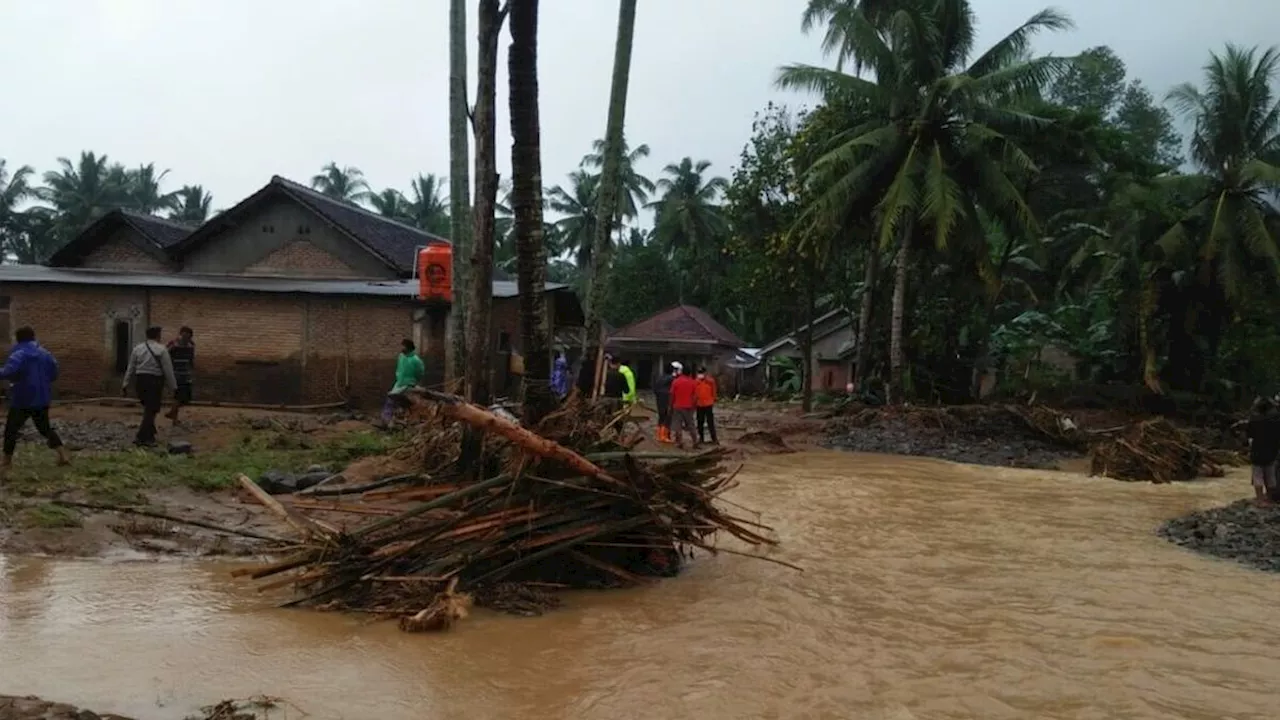 Banjir Rusak Rumah dan Sawah di Lampung