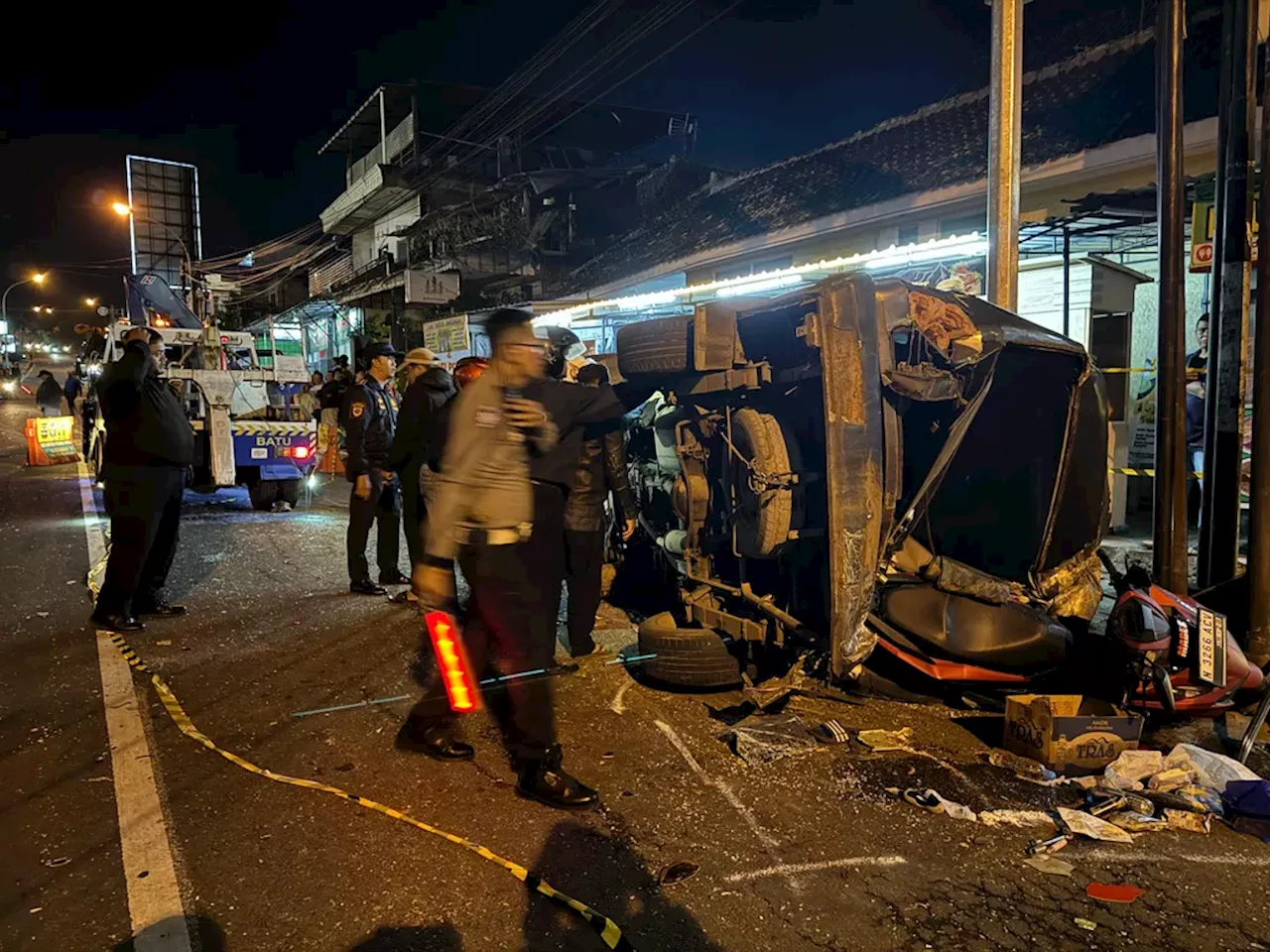 Bus Rem Blong Rembkes Banyak Kendaraan di Kota Batu, 4 Tewas