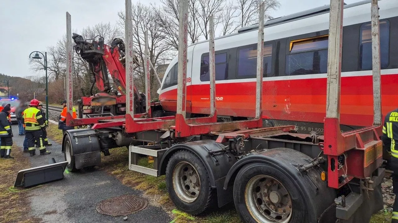 Kollision zwischen Zug und LKW in Willendorf