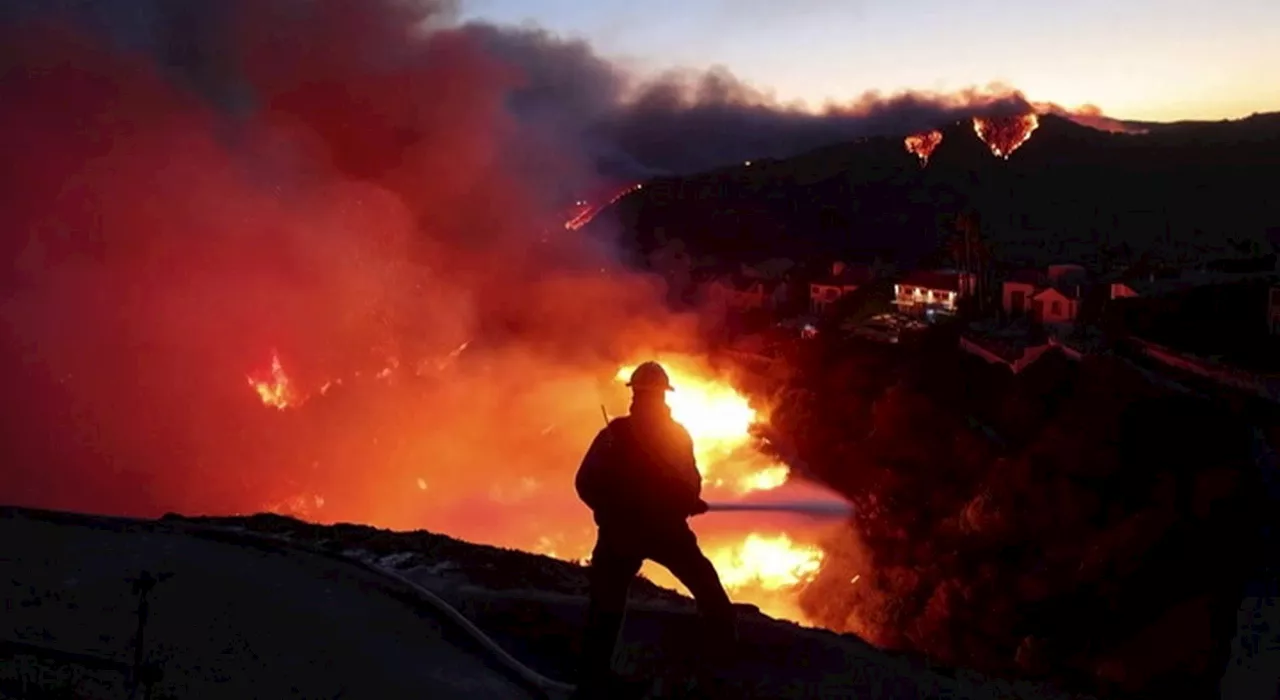 Maxi Incendio a Los Angeles: 30mila Evacuati